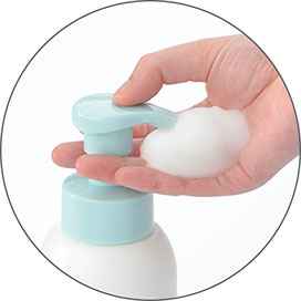ポンプを押して泡を出している画像。きめ細かい泡でボディーも髪も優しい使い心地で洗うことができる。赤ちゃんスキンケアにおすすめ。