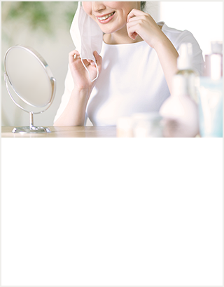 マスクによる肌荒れ（マスク肌荒れ）で顎（あご）や頬の乾燥、赤み、かゆみ、ニキビに悩んでいた女性の写真。顎（あご）に手を当てている。マスクによる肌荒れ（マスク肌荒れ）の対策（マスク肌荒れ防止、マスク肌荒れ予防）として化粧水（ローション）、乳液、クリームなどで保湿のスキンケアをおこなっている。マスク肌荒れの原因の一つは皮膚のバリア機能の低下です。皮膚のバリア機能をサポートする日中用皮膚保護 クリームでスキンケアをしましょう。
