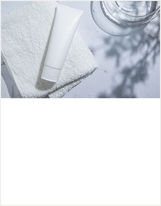 白いタオルに置かれている洗顔料の白いチューブの写真。敏感なお肌をすこやかに保つためには実は洗顔も大切なポイントです。